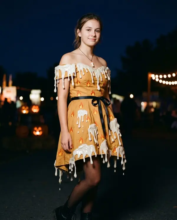 Cô gái diện váy sáp nến Halloween độc đáo