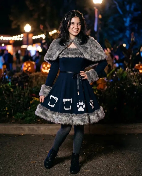 Cô gái trong trang phục sói phong cách Halloween