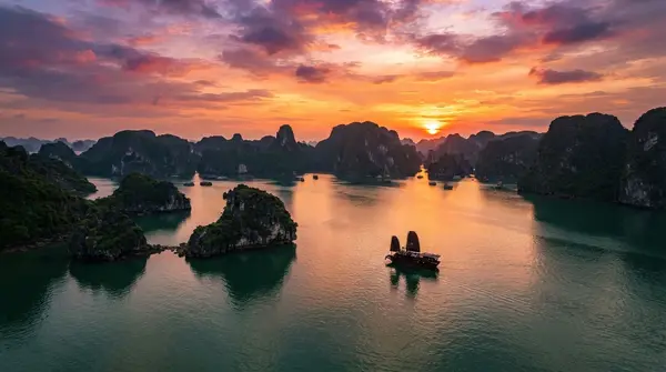 Hoàng hôn rực rỡ trên Vịnh Hạ Long